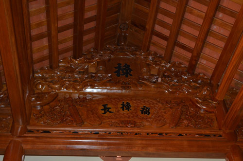 房顶常常雕刻松、菊、梅造型花纹。(图片来源:越南媒体)