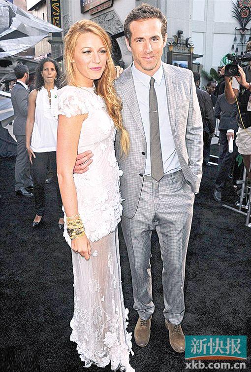 ▲2012年9月,“绯闻女孩”布莱克和雷诺兹喜结连理。两人因拍《绿灯侠》结缘。布莱克曾与莱昂纳多·迪卡普里奥谈过恋爱,而雷诺兹之前和斯嘉丽·约翰逊有过一次婚姻。