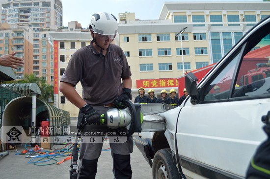 广西消防部队举行 两会一节 安全保卫誓师大会