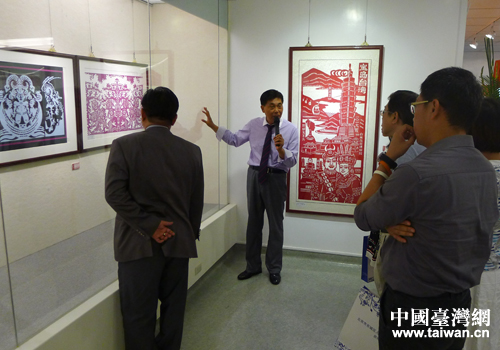 剪纸艺术家徐阳向现场观众介绍作品。(北京台联 周多多 摄)