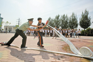 军训新内容:咋用消火栓灭火|军训|学生