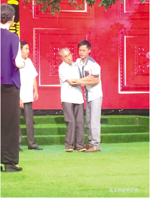 郑红亿与父亲拥抱