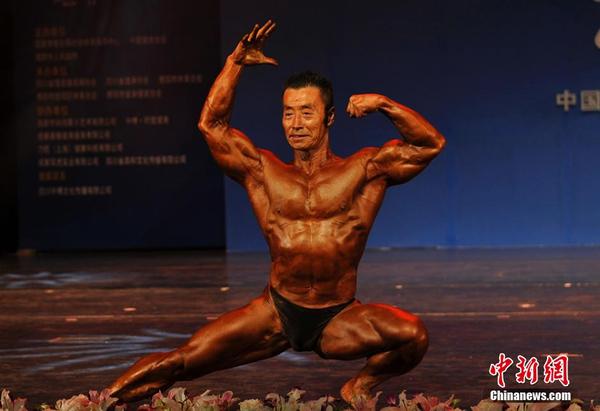 66岁亚洲健美先生杨新民献艺全国健身锦标赛
