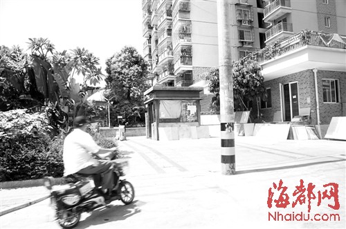 小区大门口 立着电线杆
