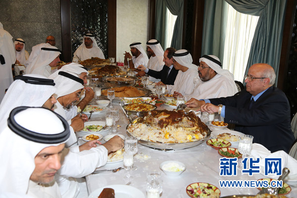 来宾们大快朵颐。新华网记者 安江 摄