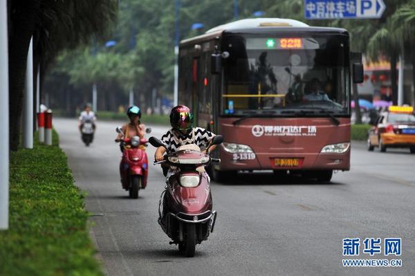 在广西柳州市北站路拍摄的占用机动车道行驶的电动车(9月9日摄)。新华社记者 李斌 摄