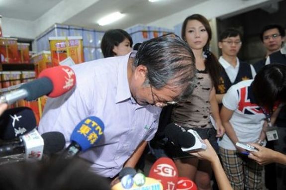 董事长下跪_男人下跪图片