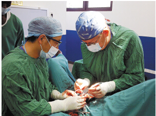 王洪医生和同在乌干达支援的俄罗斯医生同台手术