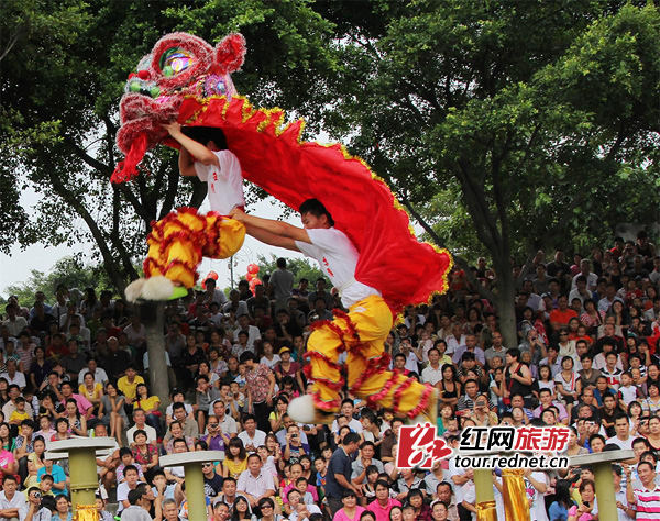 (狮王争霸赛现场座无虚席)