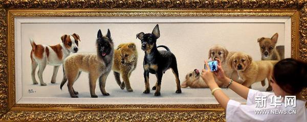 9月11日，一位参观者在拍摄展出的油画作品。