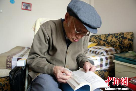湖北恩施92岁老人写百万字文章 可1秒钟穿上针
