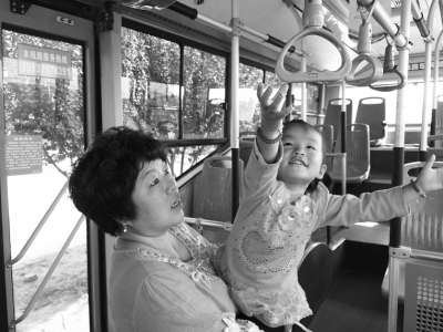 郑州3岁小女孩独自兜风把公交当游乐场 家人苦