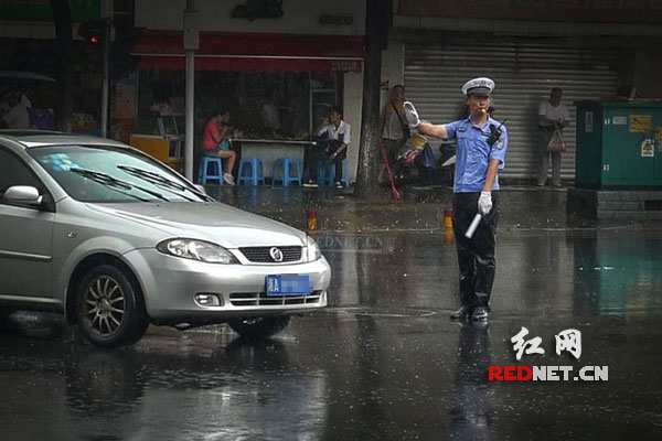 (雨中执勤制服湿透显挺拔身姿)