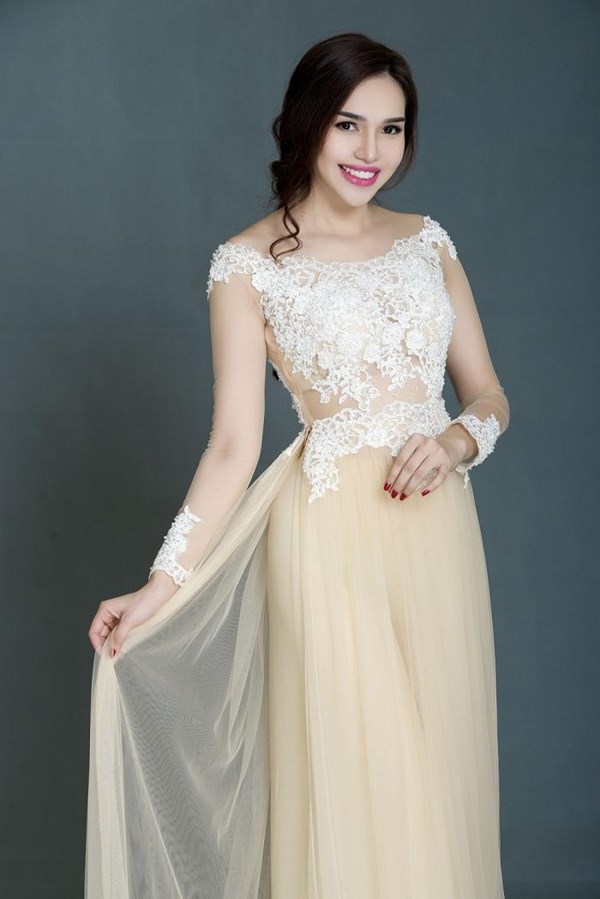 东南亚花后妙欣与清新淡雅的浅黄色奥黛。