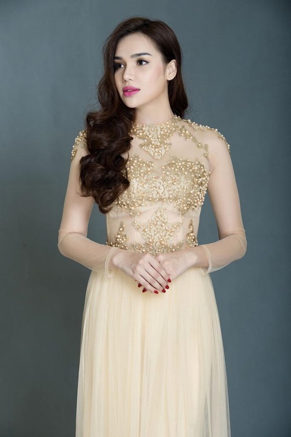 东南亚花后妙欣与清新淡雅的浅黄色奥黛。