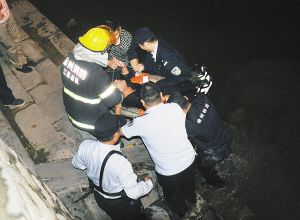 情侣酒后争执厮打 女子狂奔跳河|民警|警车