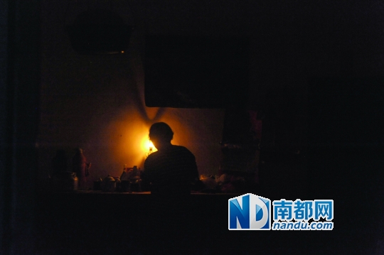 4 .未通电的马尾坑村，夜晚村民靠煤油灯照明。