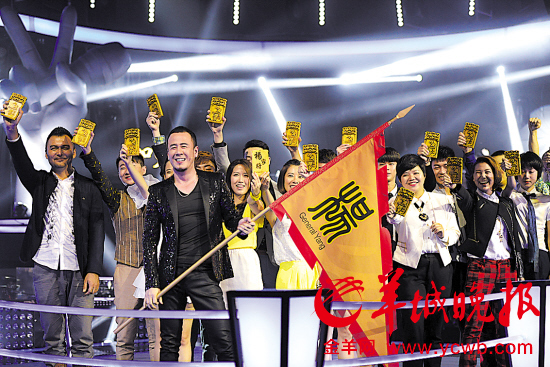 杨坤扛着大旗，学员举着令牌，气势十足