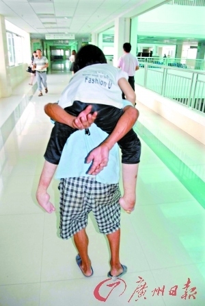 曾林萍只能靠父亲背着到医院求医。