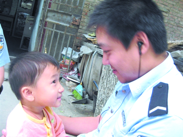 宋竞与可爱的孩子在一起。