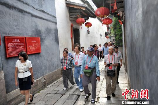 图为台胞参观福州三坊七巷。吕明　摄