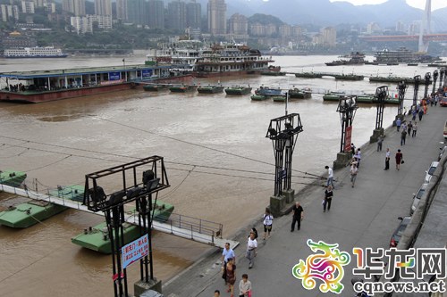 朝天门附近，洪峰通过主城后，长江码头边游客依然络绎不绝。 首席记者 李靖 摄