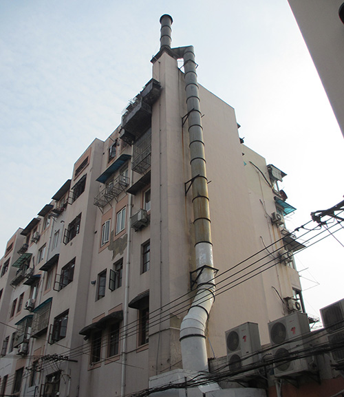 【热线追踪】饭店烟囱频发事故 中秋夜砸中屋