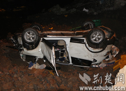 106省道一越野车超载坠桥 汉川消防迅速施救|