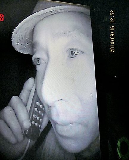 探头传回被困人员的画面。