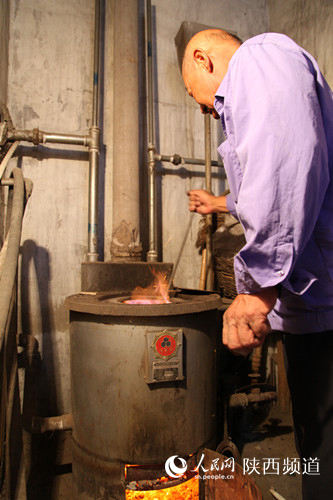 黄启平已开始在家里试烧神木兰炭。高岗\/摄