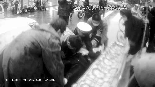 外地车辆郑州逆行闯禁行 交警拦车执法被踹倒