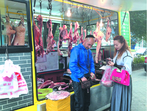 顾客光顾肉店。