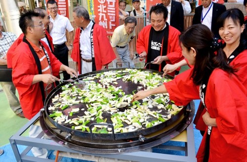 巨型铁锅亮相日本 可以同时煎一千只饺子(图)