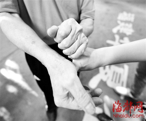 近距离时可以直接掰对方手指