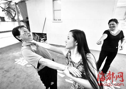 主动出击,锁喉是致命一招,海都女记者给您示范