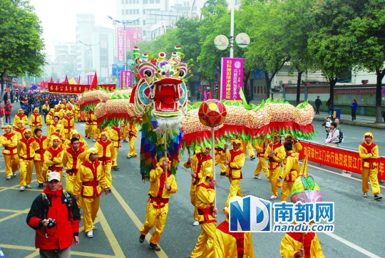 江门大小盛事上常能看到荷塘纱龙的影子。 资料图片