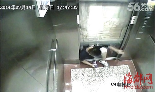 电梯轿厢迅速上升,小黄试图爬起来
