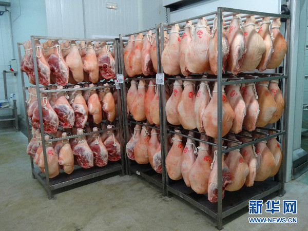 等待加工的生猪腿。新华社巴塞罗那分社 周喆摄