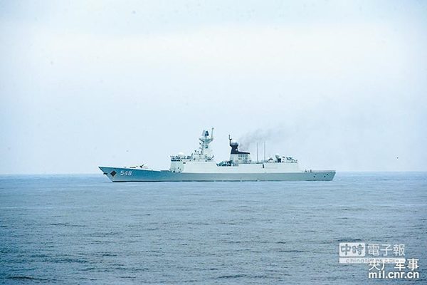 大陆海军548护卫舰在搜救现场。图片来源：台湾《中时电子报》