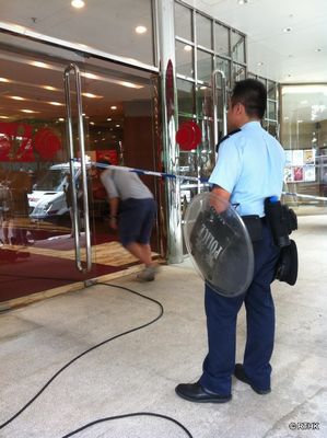 警员手持胶盾牌，在有线电视大楼外戒备。(来源：香港电台网站)
