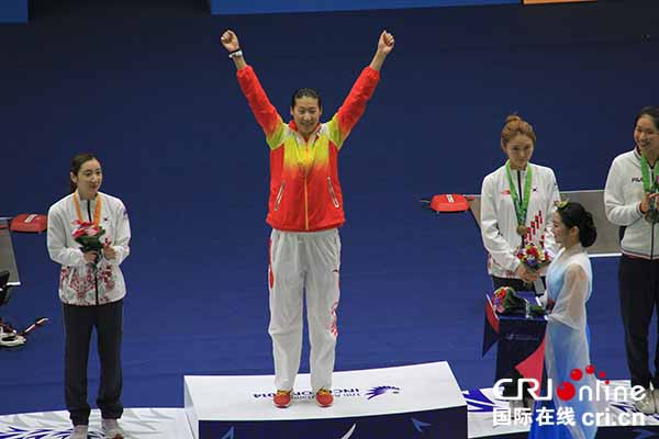 孙玉洁夺冠后在颁奖仪式上