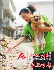 ○老基地即將拆遷的房子已無供水,李長雲需要抬水給狗狗。