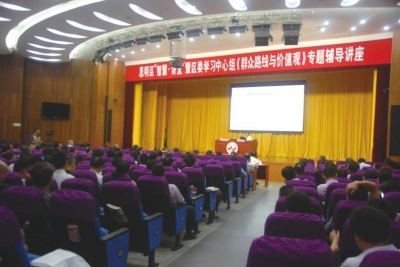 ?耿焱教授正在为思明区干部进行讲座。