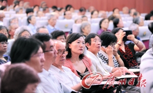 讲座现场，街坊边听边认真记录。