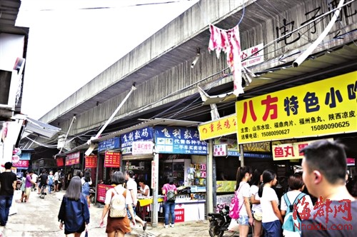 高架桥下搭盖了大量简易店面，店内店外电线乱拉，火患重重（资料图）
