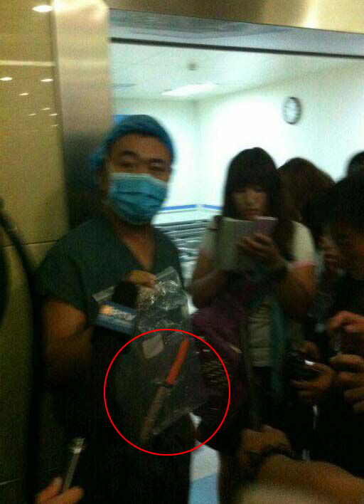 医生从女教师身上取出的刀