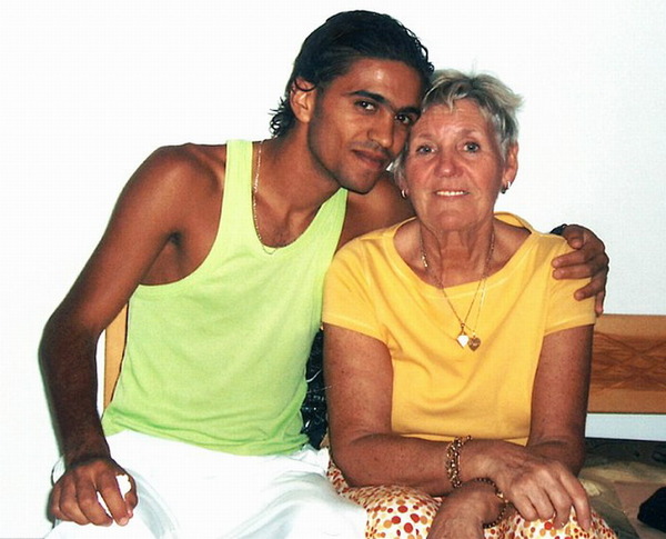 　　　70岁的西姆斯与21岁的突尼斯服务生拉法一见钟情并闪婚（网页截图）