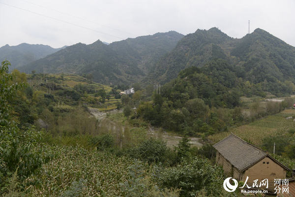 在货郎陈廷贤的带领下，红二十五军避开重兵把守的朱阳关，沿水峪河隐蔽前行进入卢氏县城。