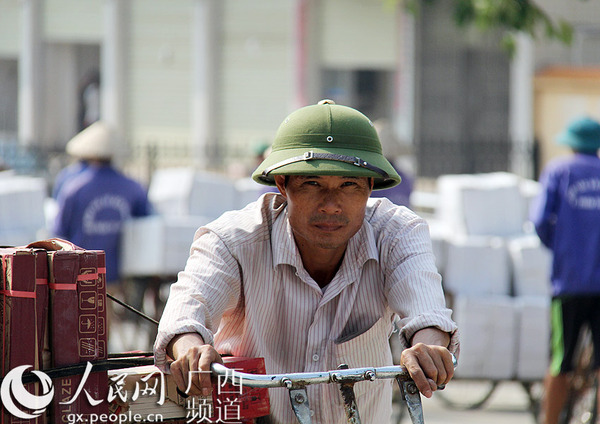 正从水口口岸进出的龙州边民