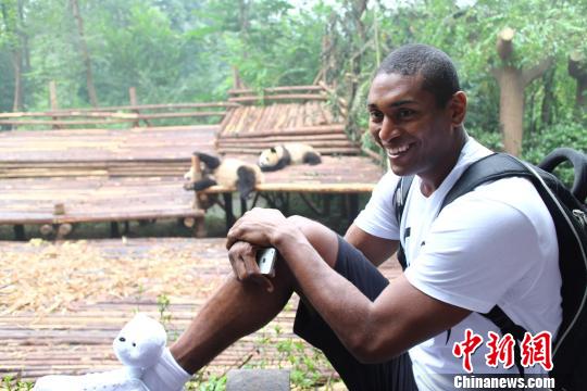 慈世平加盟四川金强篮球俱乐部 参观成都熊猫